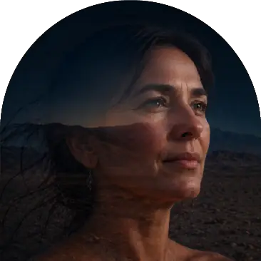Retrato de una mujer fundido con un paisaje nocturno: Ritual Luna Nueva con sales y aceite de cedro